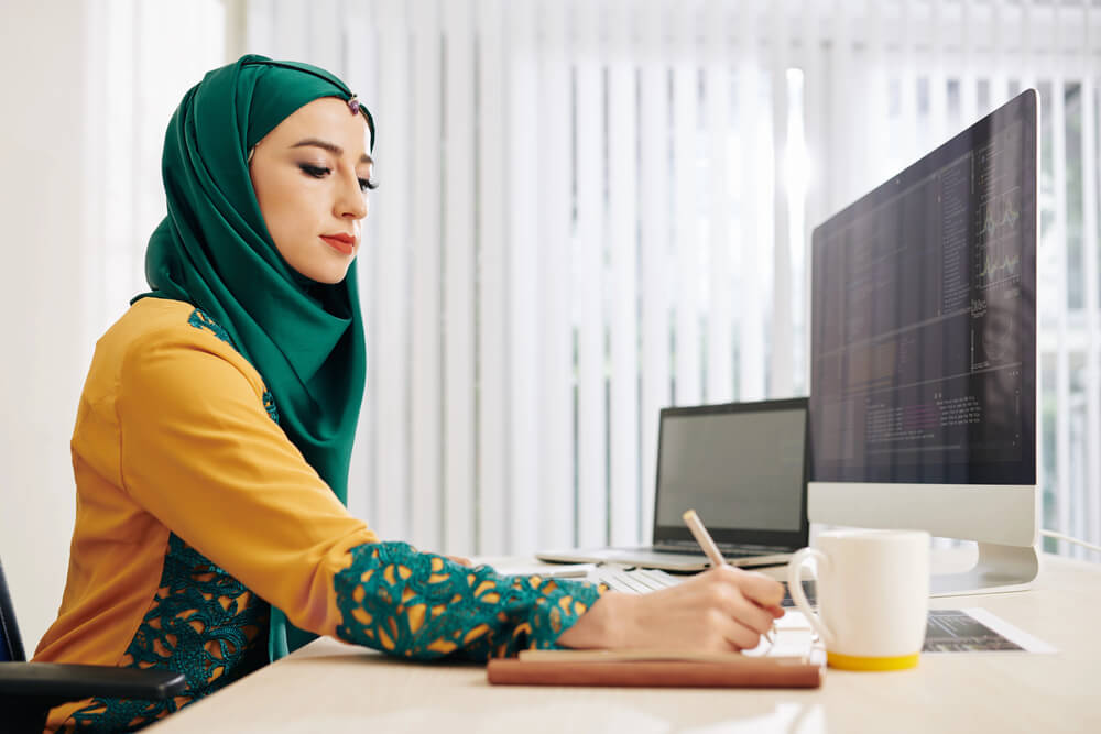 Which employees benefit from iso 42001 training​?