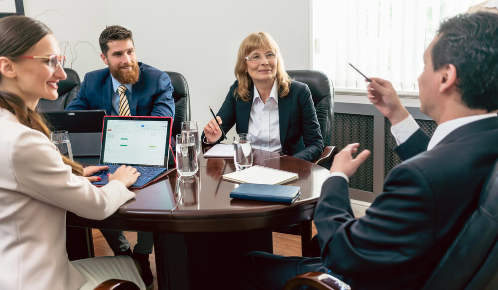 How do risk management committees work?