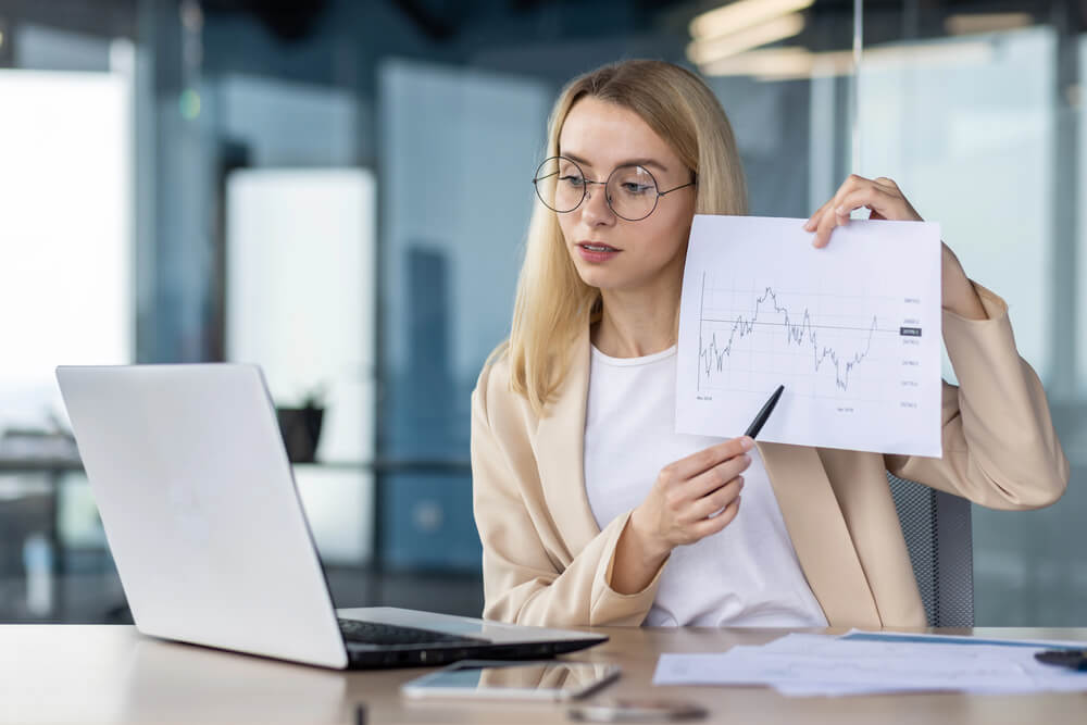 Why are experts important in risk management committees?